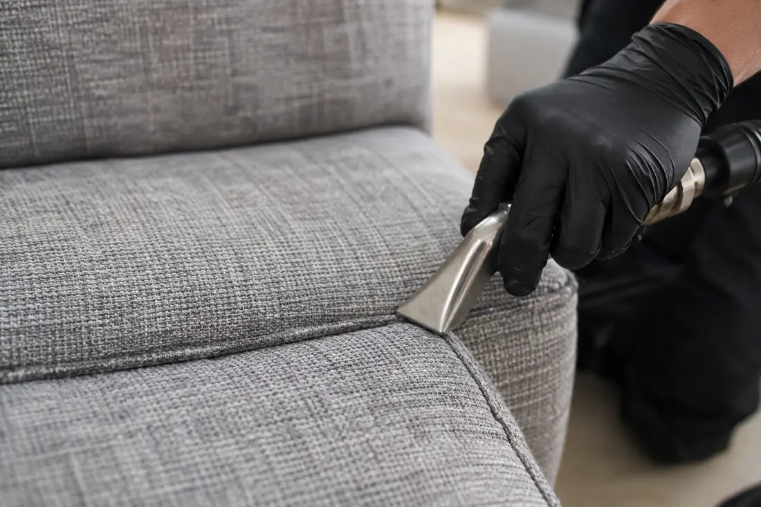 Diskret fläcktest på grå möbeltextil